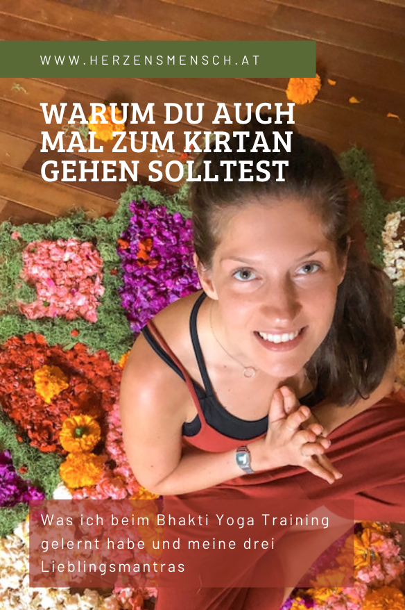 Frau beim Kirtan Singen auf Blumenmandala