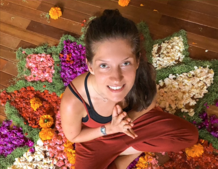 Liebe und Hingabe durch Kirtan Singen beim Bhakti Yoga, Herzensmensch, Frau auf Blumenmandala