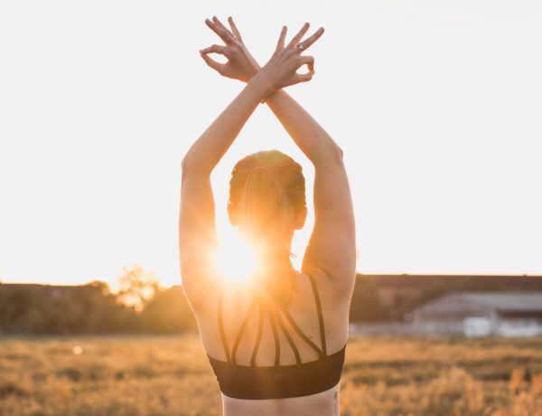 Yogalehrerin Anna vom Yogablog Herzensmensch.at am Tempelhofer Feld in Berlin