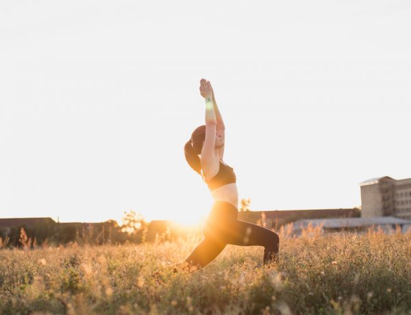 Yogalehrerin Anna vom Yogablog Herzensmensch.at am Tempelhofer Feld in Berlin