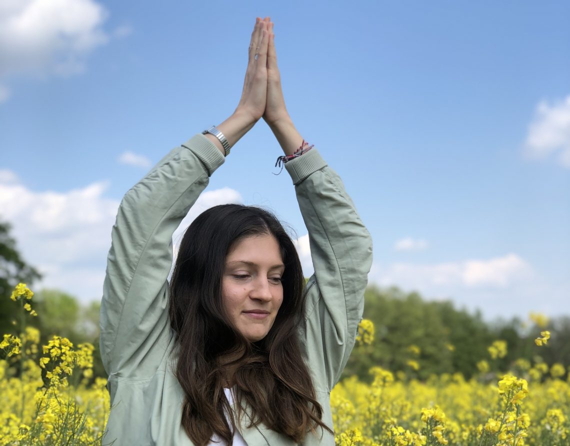 Yogalehrerin im Rapsfeld, Loslassen, Selbstständigkeit