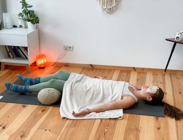 Frau in Shavasana, Endentspannung