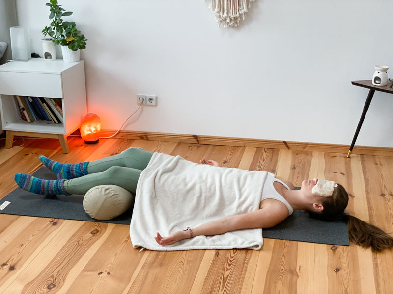 Frau in Shavasana, Endentspannung