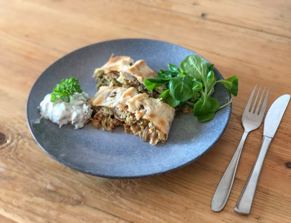 veganer Krautstrudel aus Wirsing mit Kräutersauce