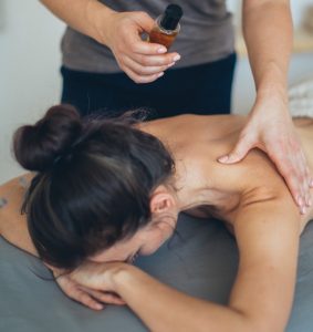 Selbstmassage mit Öl, ayurvedische Abhyanga, Ayurveda, Frau bekommt Rückenmassage