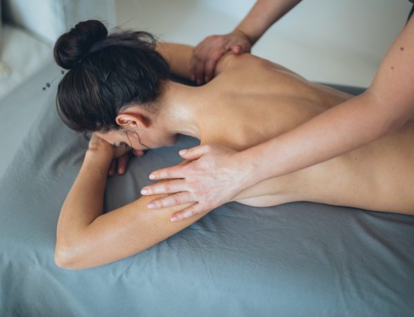 Selbstmassage mit Öl, ayurvedische Abhyanga, Ayurveda, Frau bekommt Rückenmassage