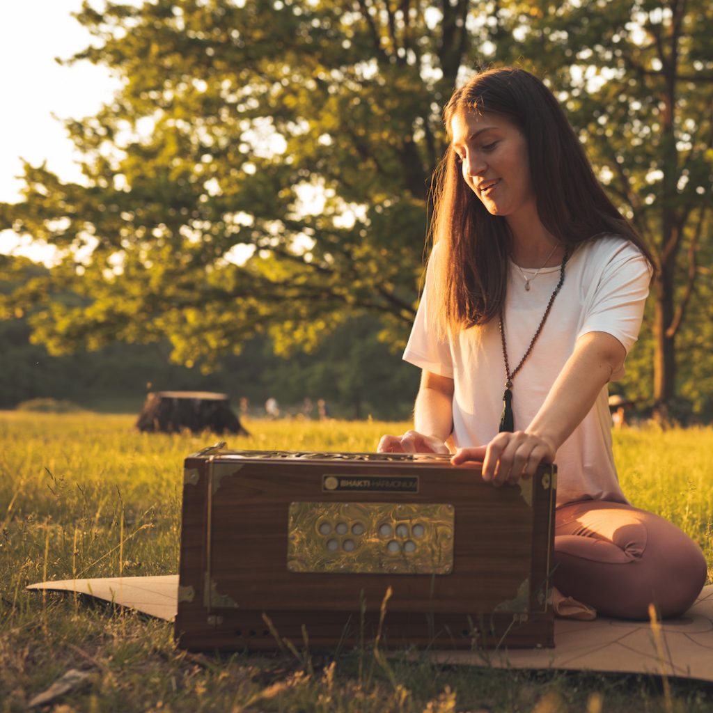 Bhakti Yogalehrerin am Harmonium