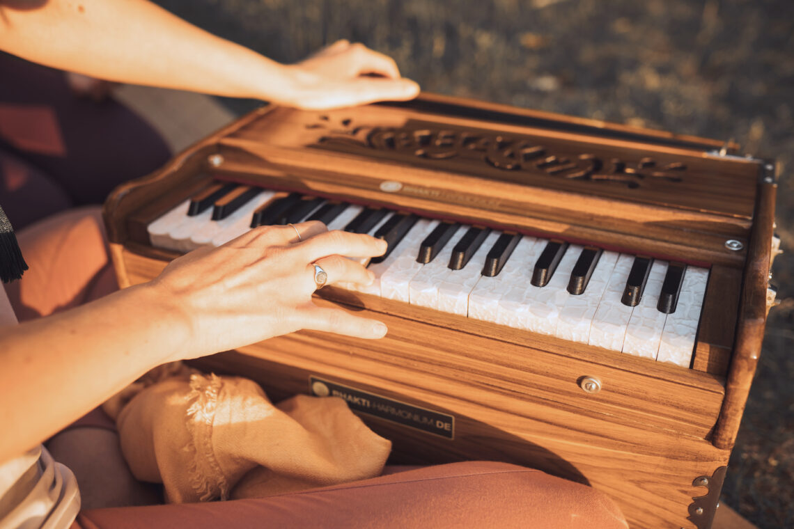 Harmonium Kauf Tipps worauf achten Hände spielen Harmonium Tasten