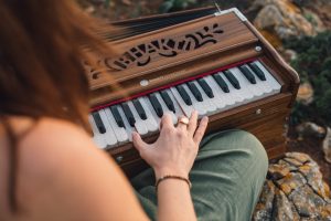 Harmonium für Mantra Meditation lernen