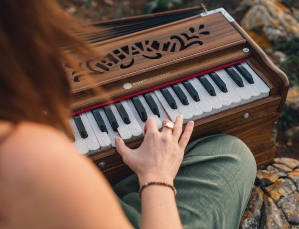 Harmonium für Mantra Meditation lernen